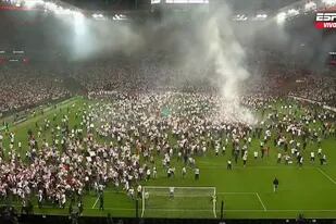 La invasión de campo de los hinchas del club alemán que vuelve a una final europea tras 42 años