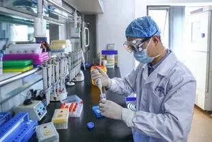 Un miembro del personal analiza muestras de la vacuna inactivada COVID-19 en una planta de producción de vacunas del Grupo Farmacéutico Nacional de China (Sinopharm) en Beijing, capital de China, el 11 de abril de 2020