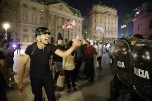 Tensión frente a Casa Rosada: manifestantes desafiaron las restricciones