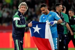 Con Claudio Bravo y la bandera de Chile: el seleccionado es una cuenta pendiente