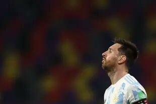 El delantero argentino Lionel Messi gesticula durante el partido contra Chile por las eliminatorias mundialistas, el jueves 3 de junio de 2021, en Santiago del Estero, Argentina. (Agustín Marcarián, Pool via AP)