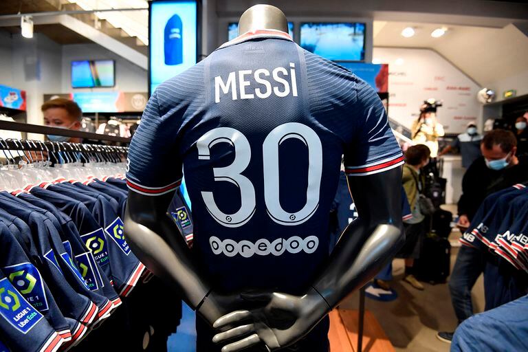 La camiseta 30 de Lionel Messi, estrella de la tienda oficial de PSG sobre la tradicional avenida Champs Elyseés, de París.