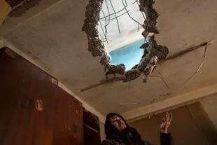 Halyna Falko le muestra a la prensa la destrucción en su casa, cerca de Brovary