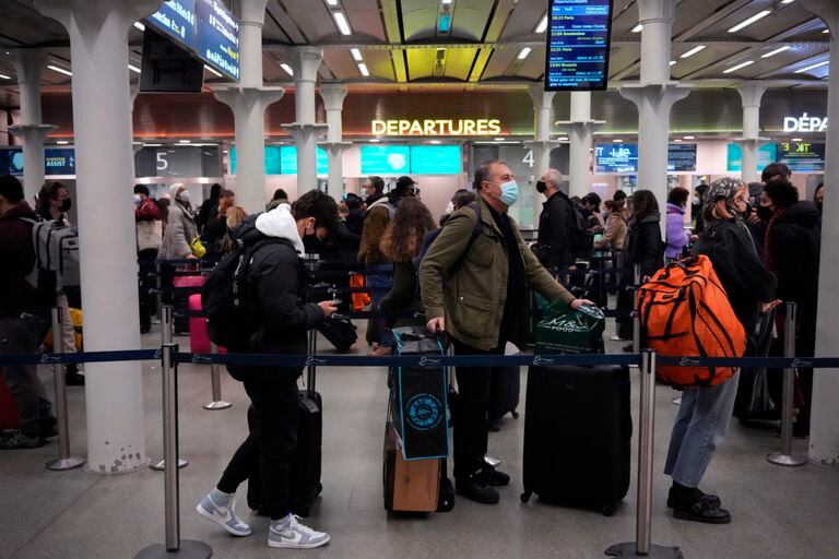 Varias Personas Hacen Fila En La Estación Internacional St. Pancras, La Terminal Del Tren Eurostar Para Viajar A Francia Y Otros Países Del Continente Europeo, El Viernes 17 De Diciembre De 2021 En Londres