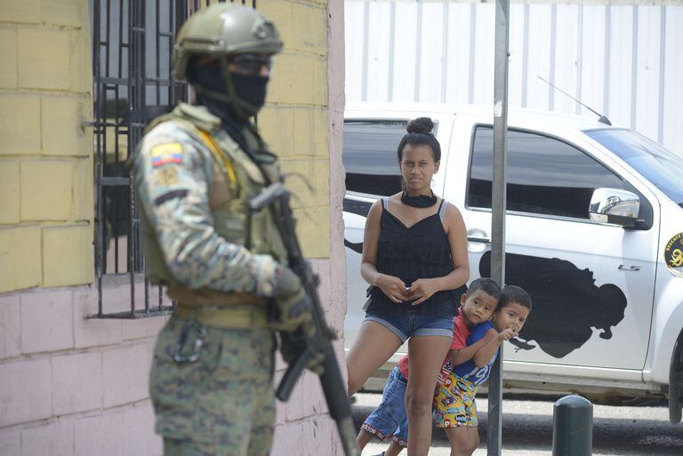 Miembros de la Infantería de Marina realizan operaciones de seguridad en el sur de Guayaquil, Ecuador, tras el despliegue ordenado por Lasso