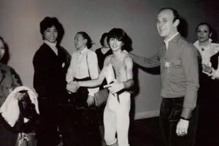 "Fue una experiencia fenomenal", recuerda ahora Sergio Neglia; en la foto, el argentino aparece detrás de escena con su maestro Rodolfo Fontán, en 1981, cuando ganó el Prix de Lausanne