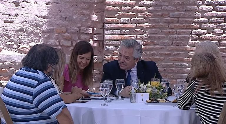 Alberto Fernández compartió mesa en la Gaza Rosada con los nuevos jubilados