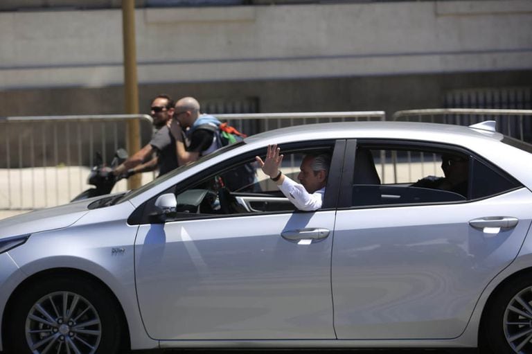 Alberto Fernández, al volante de su auto el día de su asunción como Presidente; esta semana fue en su propio vehículo a la Casa Rosada