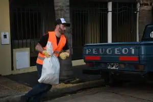Un intendente recorrió su ciudad en un camión recolector de basura y prometió mejoras para el personal
