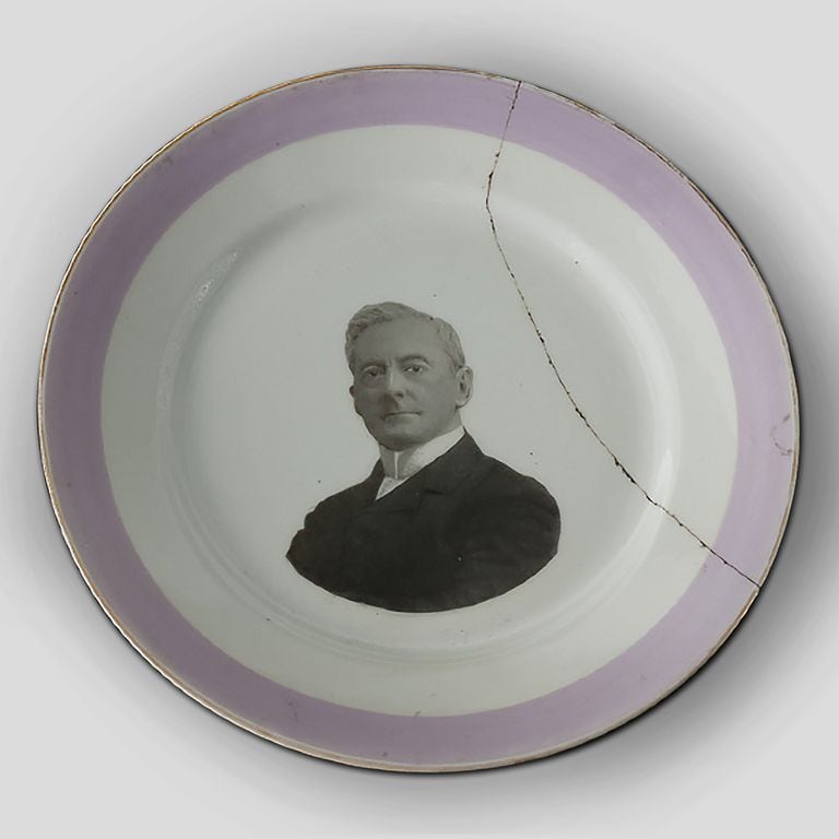 Adolfo P. Carranza estampó su retrato en este plato, que forma parte del acervo del Museo Histórico Nacional. También en postales y tarjetas personales.