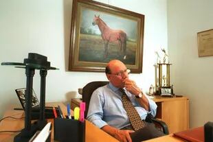 Gilberto Montagna en su oficina, con el óleo de El Sembrador detrás; el dueño más famoso del caballo falleció en 2020.