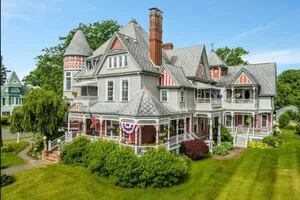Se vende una espectacular casa victoriana y sus dueños quieren que quien la compre continúe con un legado