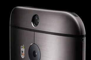 La cámara principal del HTC One M8, la cámara para medir la profundidad de campo y los dos flash (amarillo y blanco)