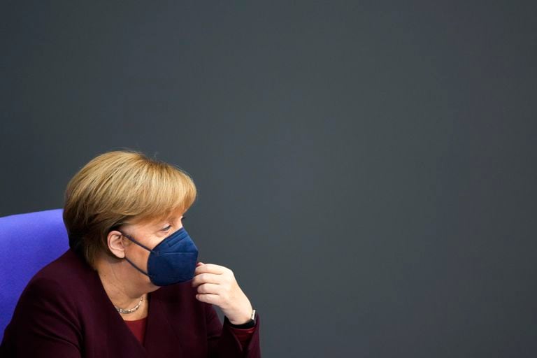 La canciller alemana Angela Merkel asiste a un debate sobre las medidas de lucha contra el coronavirus en Berlín (Foto/Markus Schreiber)