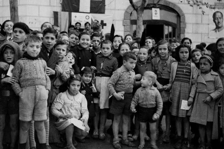 Llegada de niños evacuados a Corbera de Llobregat, con el apoyo de la Cruz Roja Internacional