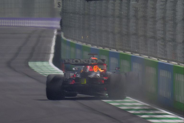 El accidente de Max Verstappen en Arabia Saudita, con la línea de llegada y la pole a sólo unos metros