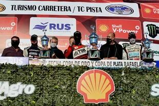 Urcera tiene la copa mayor; el piloto de Chevrolet, al igual que Bonelli (Ford, izquierda), será desclasificado por irregularidades técnicas; Ledesma fue declarado vencedor horas más tarde.
