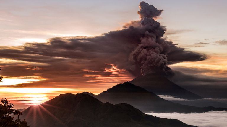 Alerta máxima en Bali: entró en erupción el volcán Agung