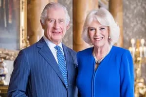 Qué significan los detalles de las invitaciones a la coronación del rey Carlos III y la reina Camilla