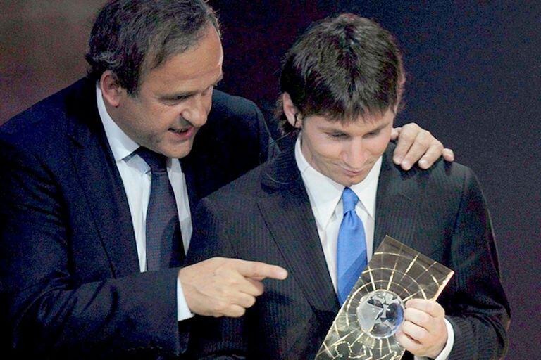 Michael Platini abraza a Messi, durante la entrega del premio FIFA en 2009