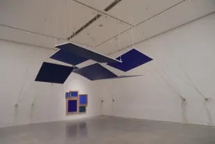 Obra de Azul inesperado (2021) y Azul Roberto (2013), obras de Mariela Scafati en el Museo de Arte Moderno