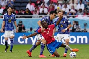Joe Campbell y Wataru Endo luchando por la pelota; Japón y Costa Rica no se sacan ventajas en el score