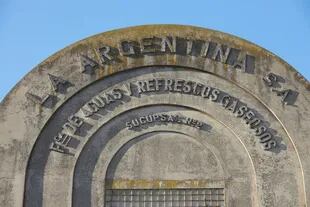 En la fachada del edificio de Araujo al 500, en Villa Luro, se observa el paso del tiempo y la marca registrada de la fábrica de gaseosas