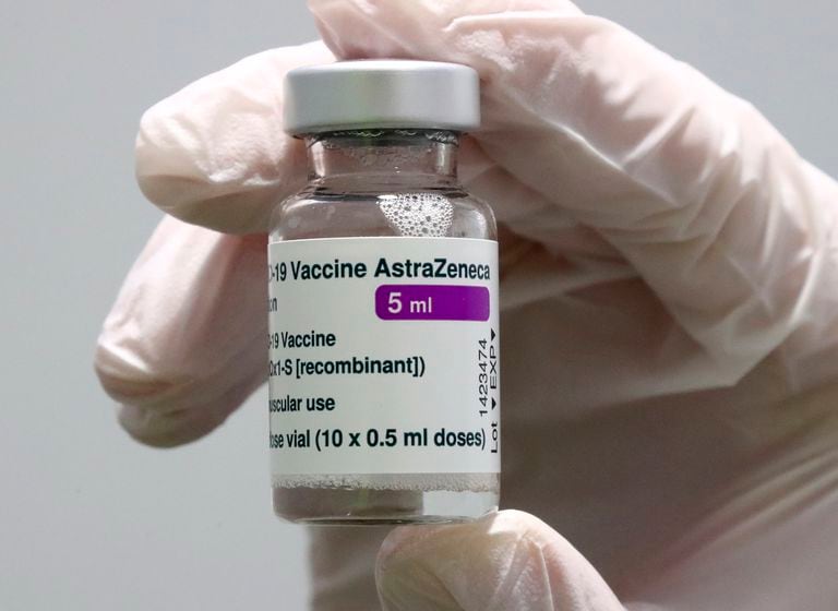  En imagen de archivo del lunes 22 de marzo de 2021, personal médico prepara una vacuna de AstraZeneca contra el coronavirus en un centro de vacunación en Ebersberg, Alemania
