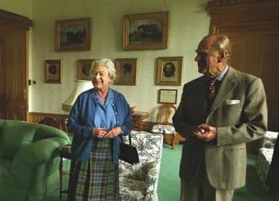 Isabel II y el Duque de Edimburgo esperan para recibir al presidente de Malta, el Dr. Edward Fenech-Adami y su mujer, Mary, en el castillo de Balmoral.