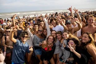 Cientos de jóvenes bailan en la playa en los after beach de Pinamar, sin que exista distancia social