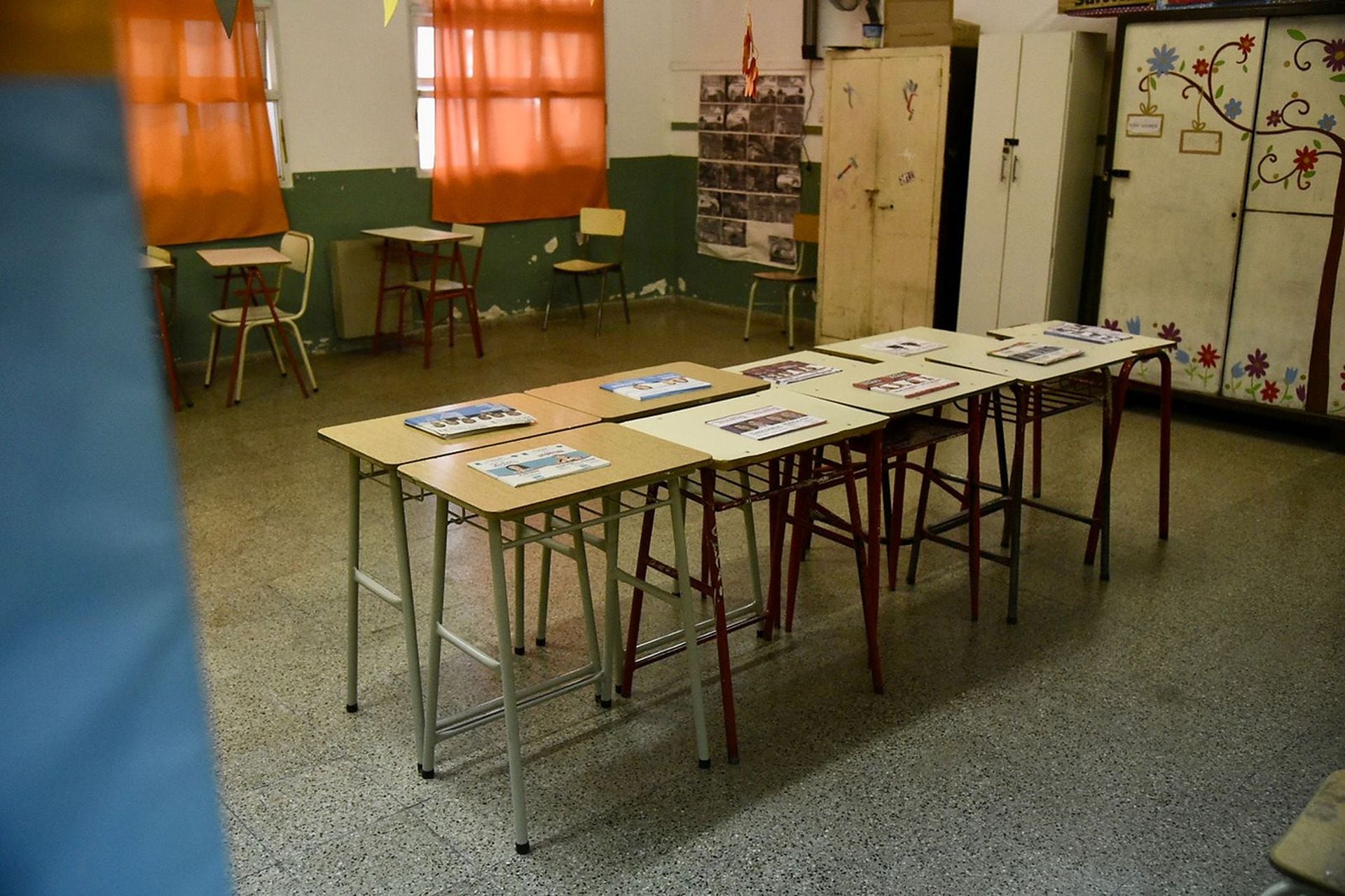 Los votantes se acercan a las esculas en Rosario