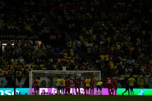 Las luces de estadio 974 se apagan durante un momento del partido del Grupo G del Mundial entre Brasil y Suiza, en Doha, Qatar, el 28 de noviembre de 2022. (AP Foto/Ariel Schalit)