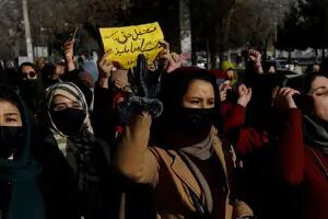 Los talibanes explican por qué les prohibieron a las mujeres ir a la universidad