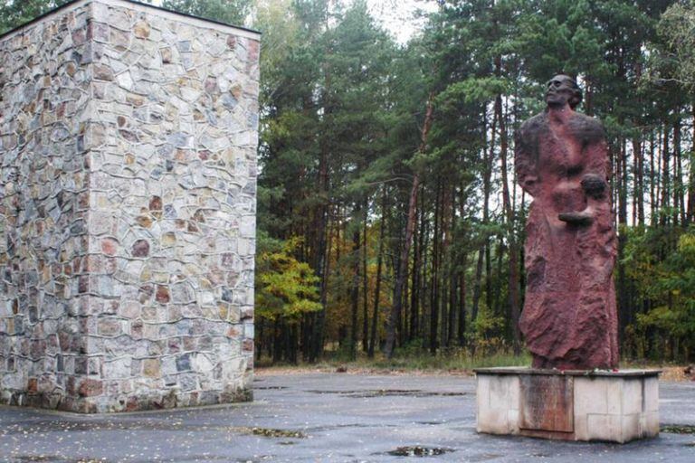 Monumento que conmemora a las víctimas del horror nazi en el lugar donde funcionó el campo de concentración de Sobibor