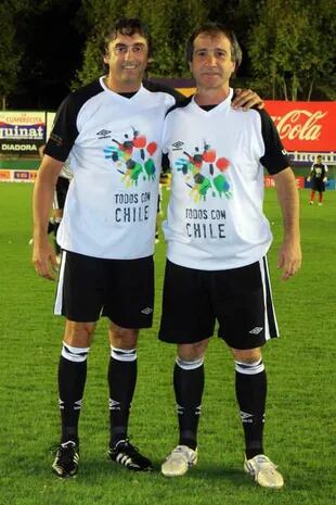 Con Enzo Francescoli, a quien enfrentó con la camiseta de Huracán el día que debutó el uruguayo en River.