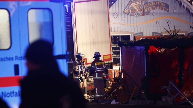 Fuerzas de seguridad trabajaban en el mercado navideño después de la embestida de un camión