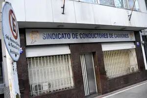 Balearon la sede de Camioneros en Rosario y crece la preocupación: el atacante es familiar de un exjugador de Racing