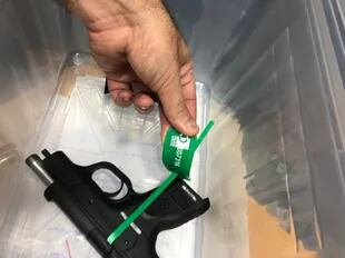 La pistola encontrada durante la investigación en un casino clandestino