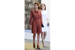 En Madrid con Leticia Ortiz (febrero de 2017) durante la inauguración de la feria internacional de arte contemporáneo ARCO en Madrid- lució un vestido de Ménage à Trois (modelo de impronta vintage tableado, con estampas geométricas y cuello solapa).