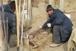 Excavación de una tumba en el cementerio de Xiaohe, en el desierto de Taklamakán (China).