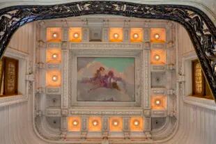 Los techos de la mansión cuentan con obras de arte originales realizadas por reconocidos artistas
