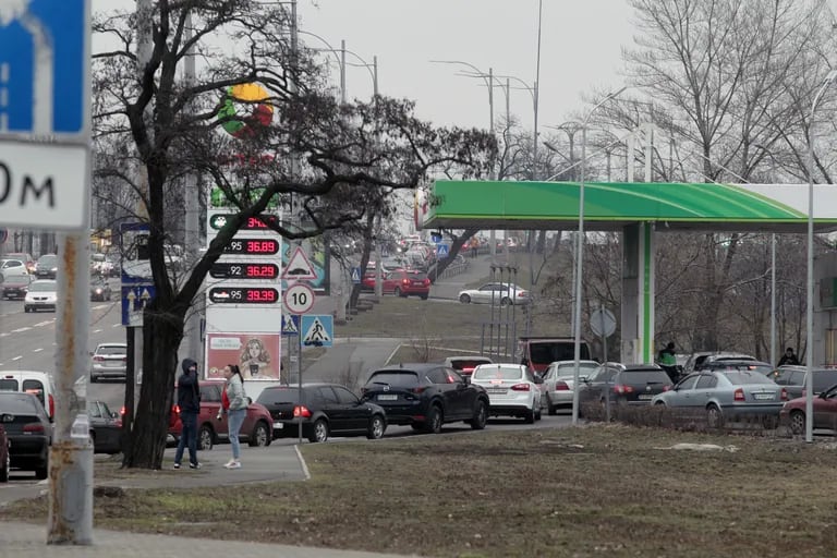 Filas para cargar combustible en una estación de servicio de Kiev. Photo: -/Ukrinform/dpa