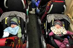 Una ONG, de exmilitares, logró evacuar de Rusia a dos bebés estadounidenses de viente subrogado