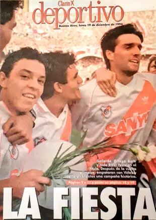 Vuelta olímpica con Gallardo y Ortega, tras obtener el Apertura 93.