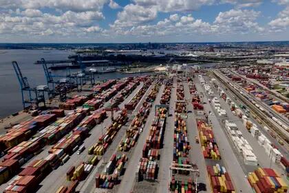 Ein Blick auf Frachtcontainer im Hafen von Baltimore am 12. August 2022.  (AP Photo/Julio Cortez)
