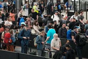 Al caos de los aeropuertos por falta de persona, se suman los constantes desembarques por sobreventa de los vuelos (AP Foto/David Zalubowski)