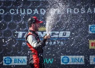 La celebración de Julián Santero en el podio de Rosario: con su victoria, Toyota festejó el primer éxito en la categoría en el calendario 2023