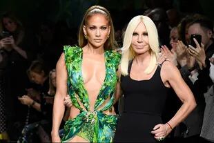J-Lo y Donatella Versace en el desfile de Milán