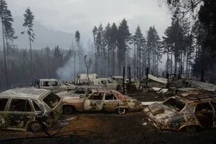 En pocas horas, el incendio que se inició en la Comarca Andina destruyó más de 500 casas, quemó autos, bosques enteros e incluso, se llevó la vida de dos vecinos