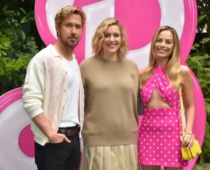 Ryan Gosling, la directora Greta Gerwig y Margot Robbie, a fines de junio pasado en Los Angeles, durante una presentación de la película Barbie  